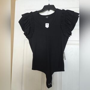 NWT EXPRESS BLACK RUFFLE SLEEVE V NECK BODYSUIT. SIZE LARGE